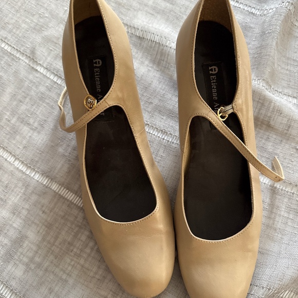 Tan heels - Picture 1 of 2